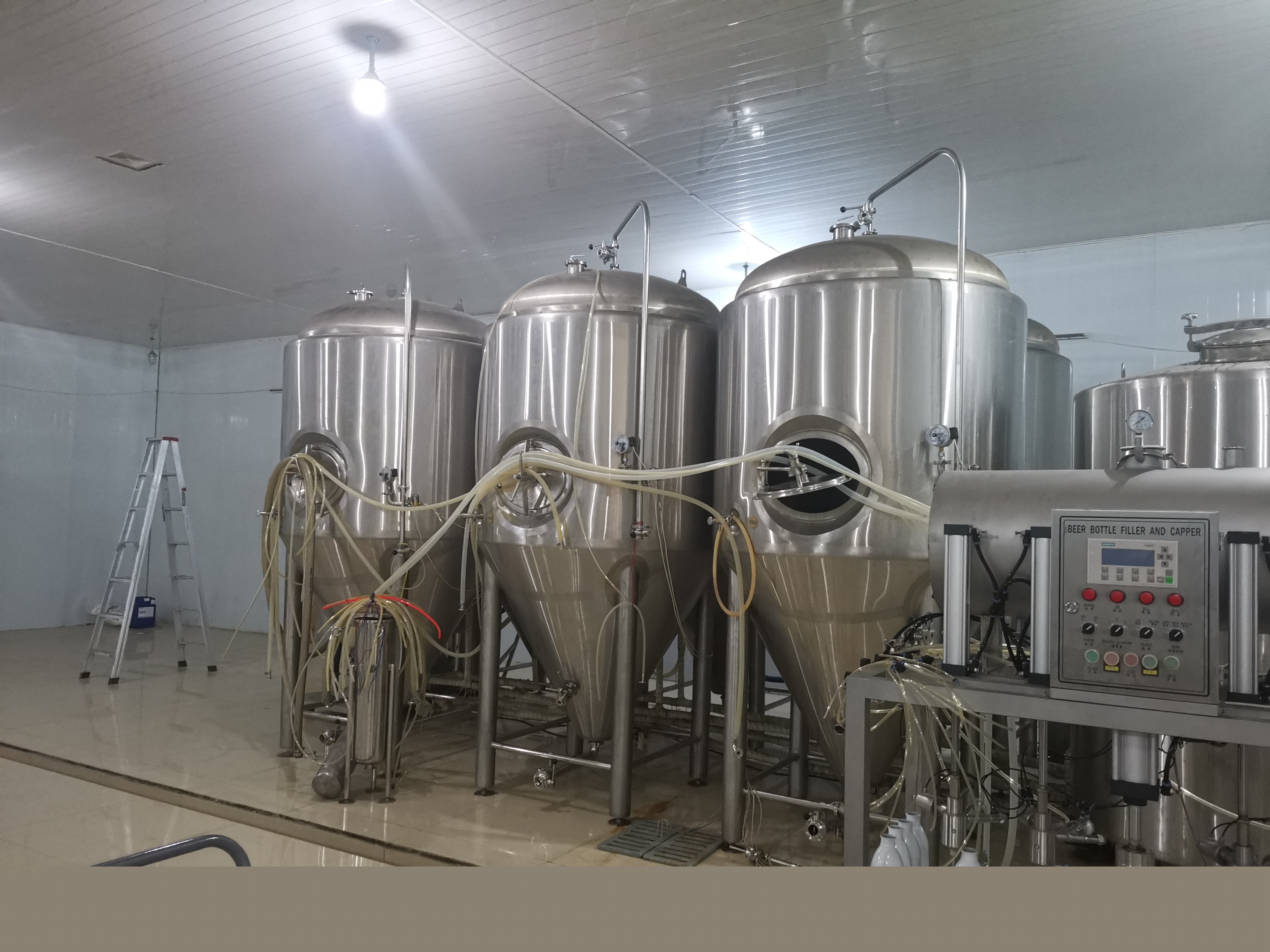 成都 2000L兩器+熱水精釀啤酒設備